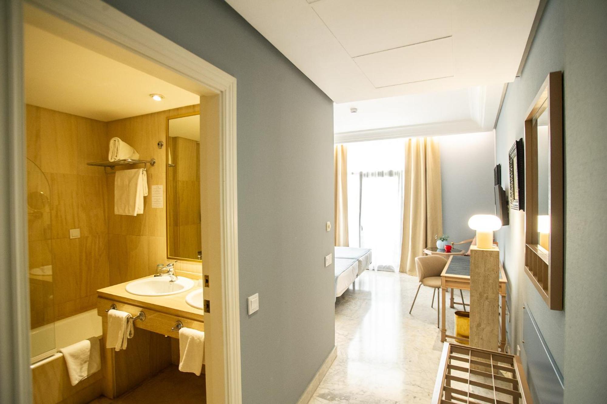 Hotel Azz Medea 4*